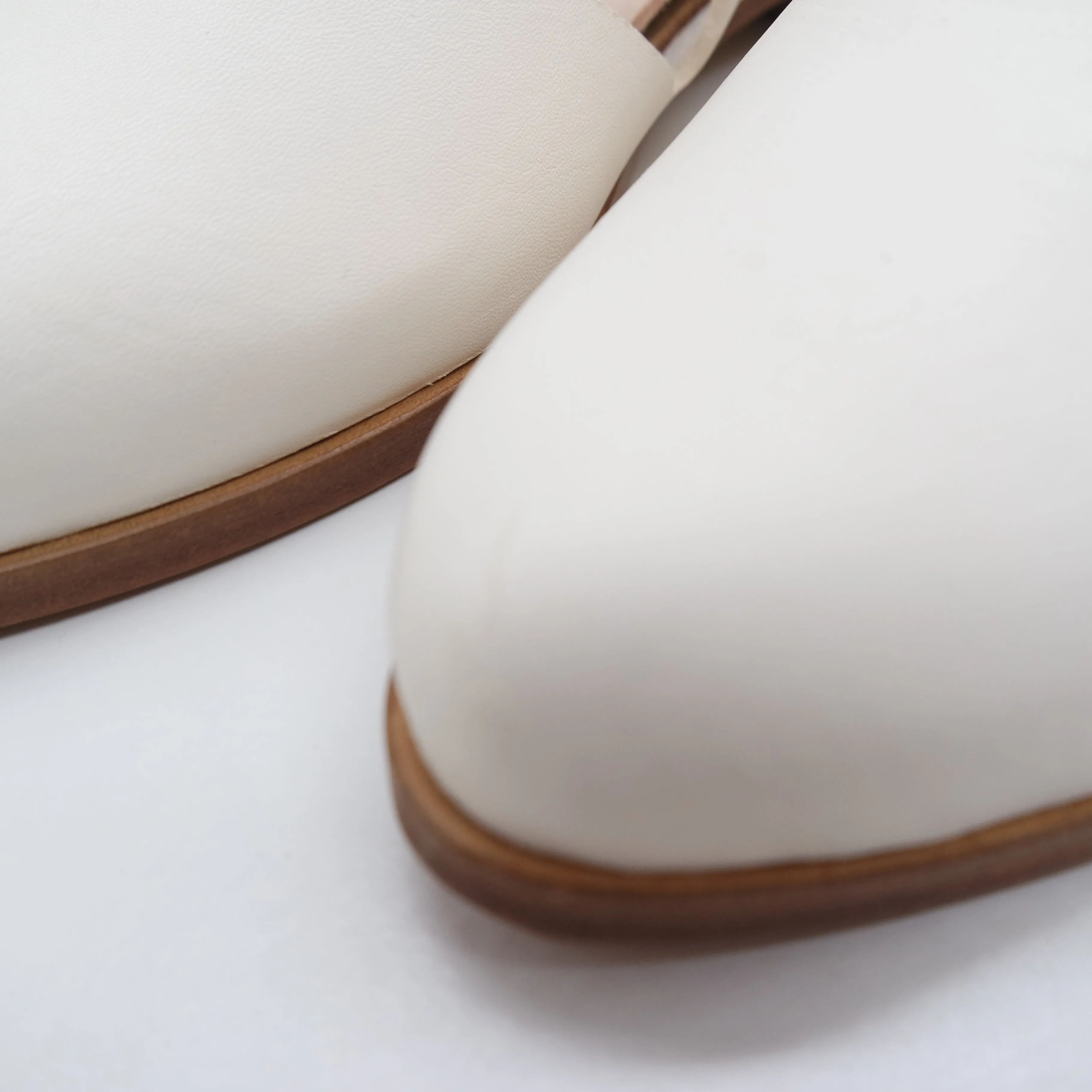 BBF24 SALE. SIZE 37. THE MARTA. BAREFOOT TAHO. 2CM (LEATHER DEFECT) PHL