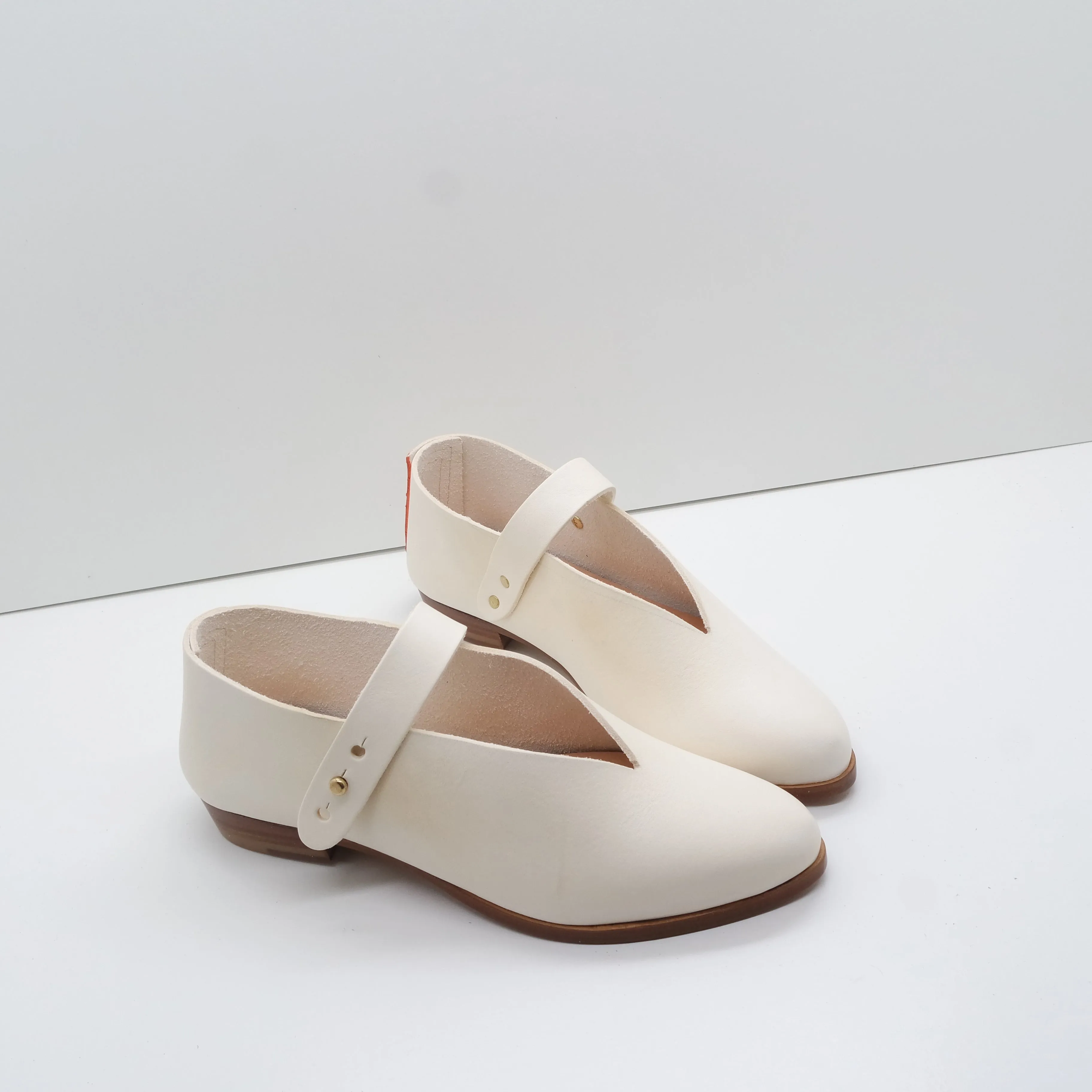 BBF24 SALE. SIZE 37. THE MARTA. BAREFOOT TAHO. 2CM (LEATHER DEFECT) PHL